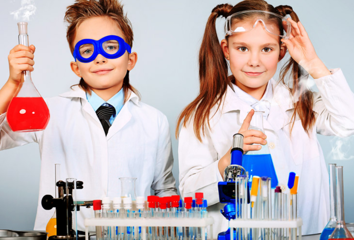Zwei Kinder machen wissenschaftliche Experimente