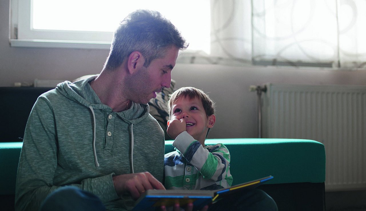 Vater liest seinem Sohn ein Buch vor