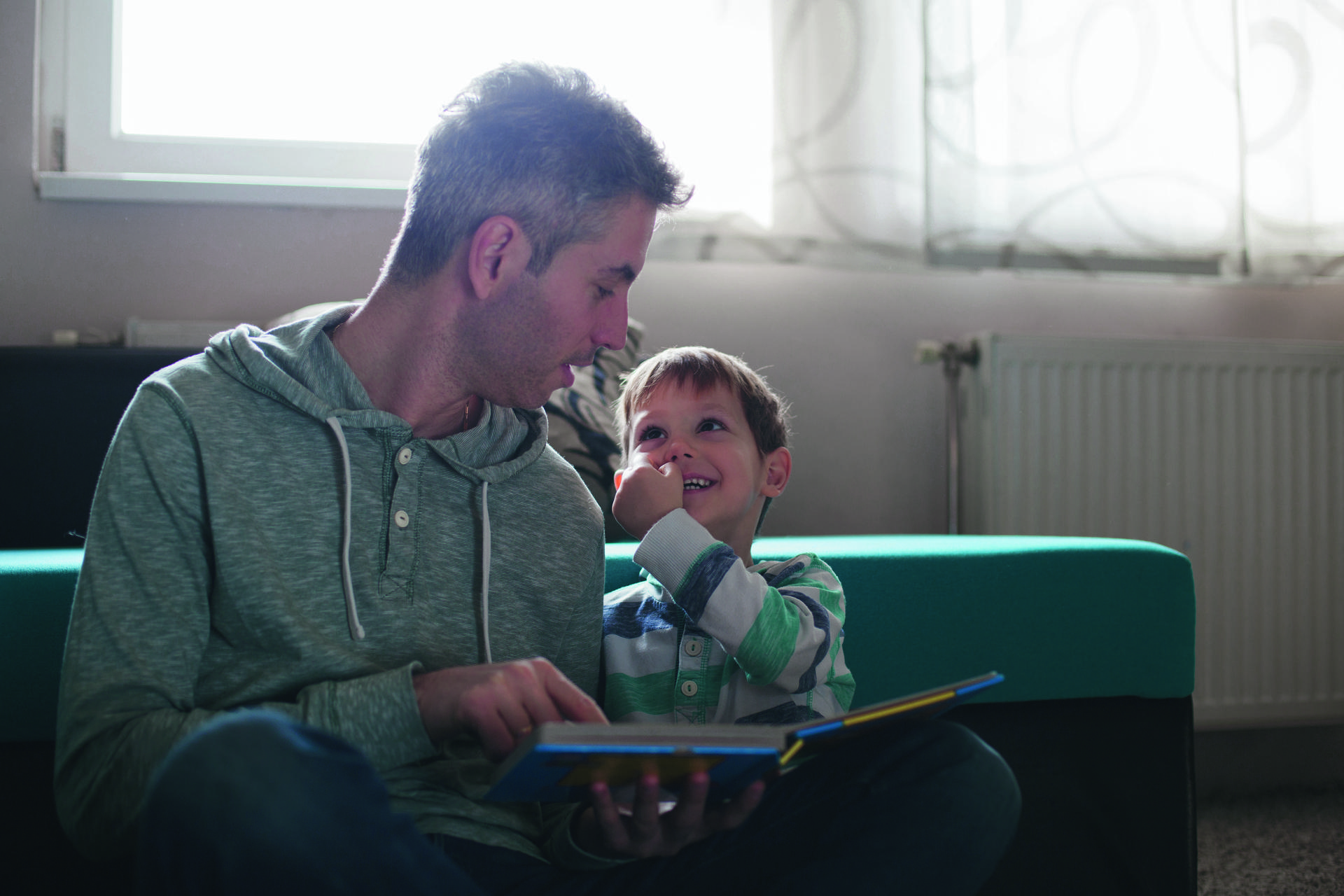 Vater liest seinem Sohn ein Buch vor